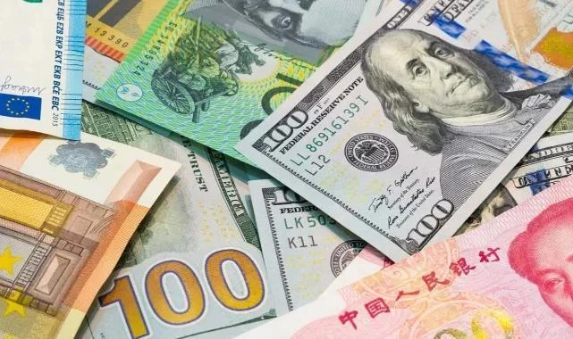 Serbest piyasada döviz güne hareketli başladı